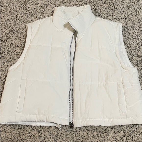 Women’s cropped White Puffer Vest size large - Picture 1 of 5